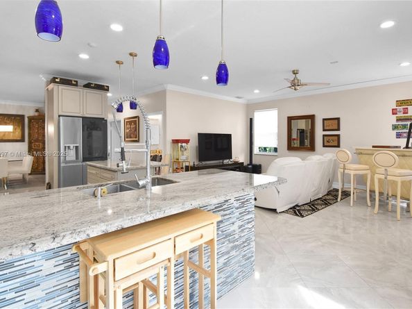 523 Stonemont Dr, Weston FL 33326
