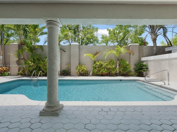 1769 Wa Kee Na Dr, Miami FL 33133