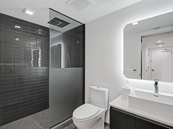 227 NE 2nd St 1610, Miami FL 33132