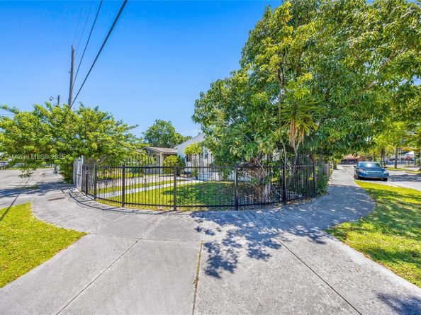 1515 NW 49th St, Miami FL 33142