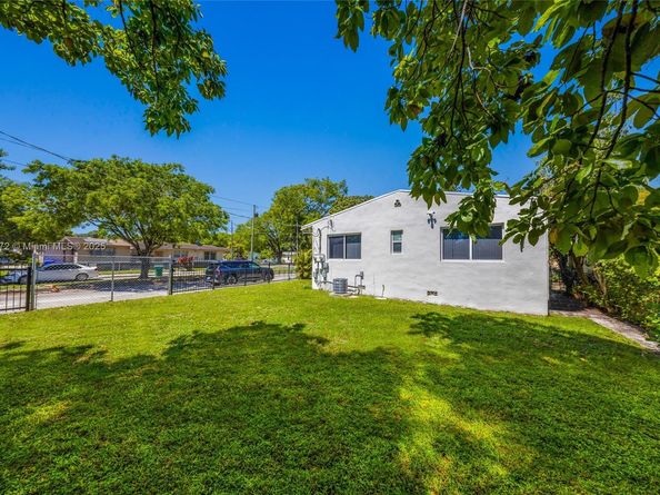 1515 NW 49th St, Miami FL 33142