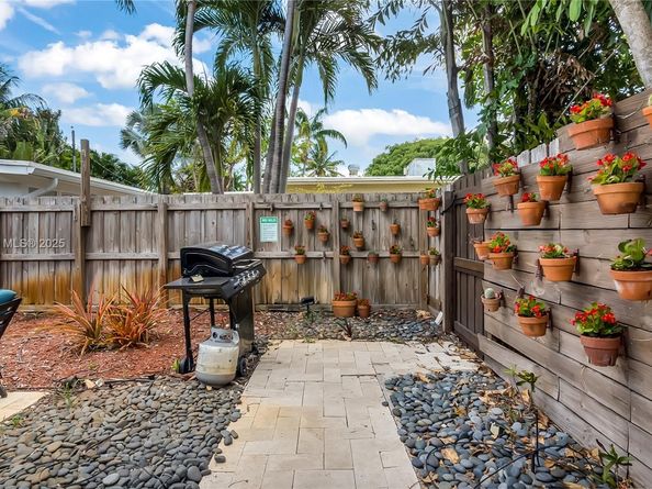 1621 N Victoria Park Rd, Fort Lauderdale FL 33305