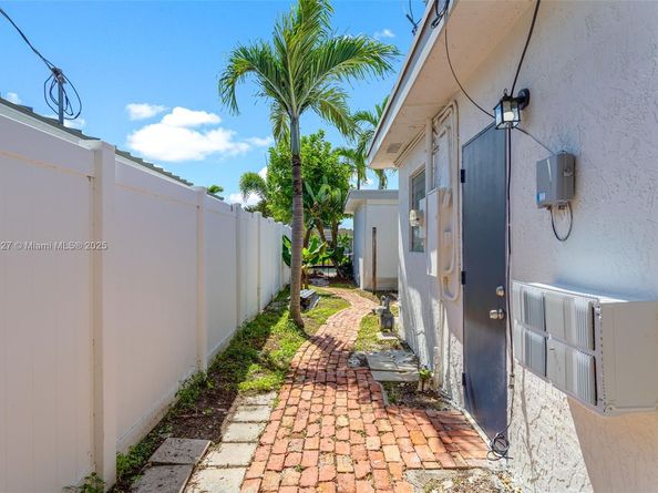 230 SE 9th St, Pompano Beach FL 33060