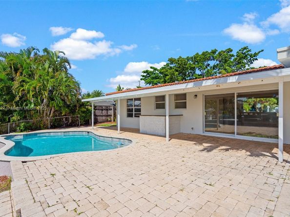 230 SE 9th St, Pompano Beach FL 33060
