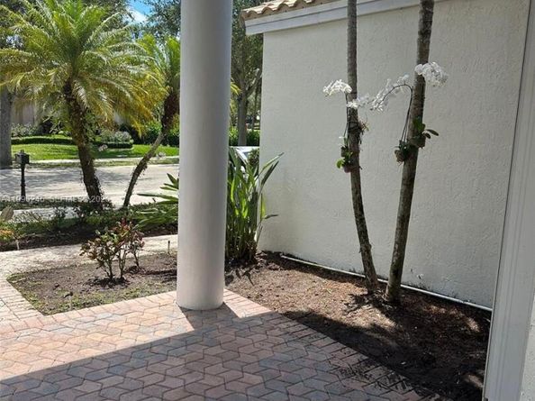3066 Lakewood Cir, Weston FL 33332