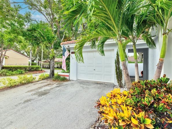 1361 Seagrape Cir, Weston FL 33326