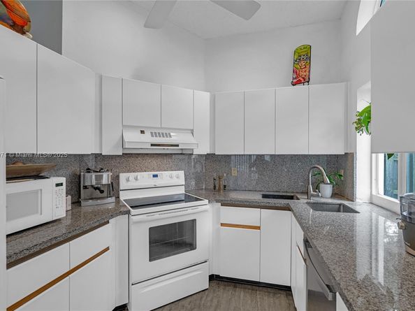 1361 Seagrape Cir, Weston FL 33326