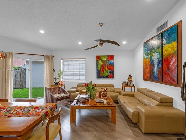 1361 Seagrape Cir, Weston FL 33326