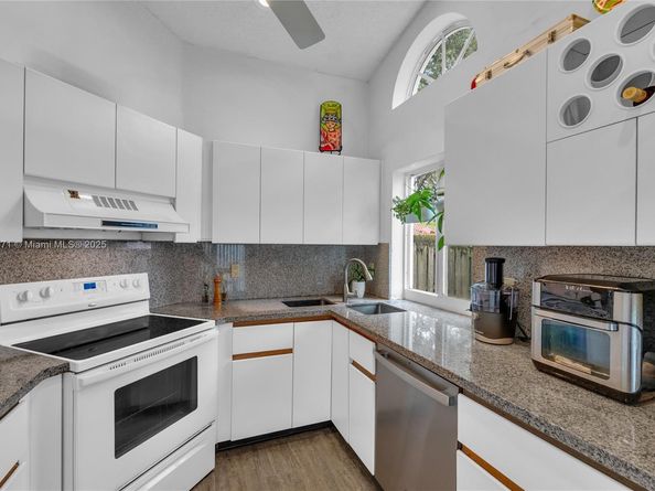 1361 Seagrape Cir, Weston FL 33326