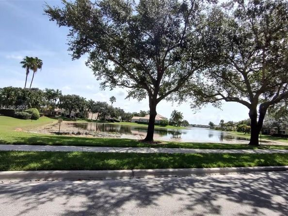 675 Maplewood Ct, Weston FL 33327