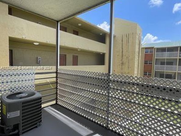 3700 NW 21st St 304, Lauderdale Lakes FL 33311