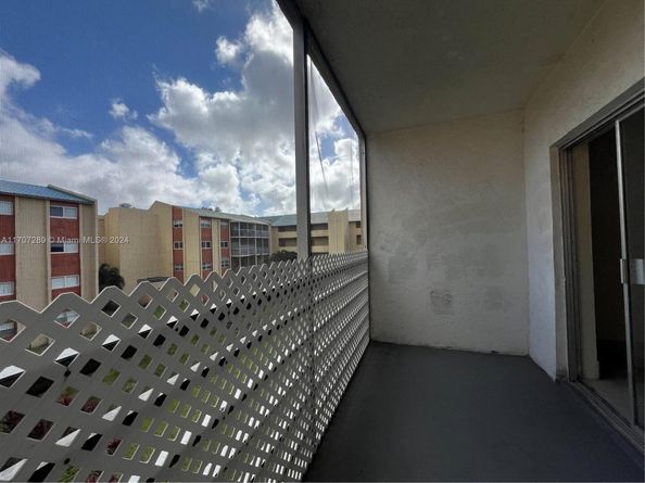 3700 NW 21st St 304, Lauderdale Lakes FL 33311