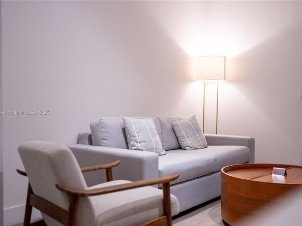 229 SW 9th 218, Miami FL 33130