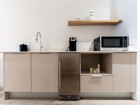 229 SW 9th 218, Miami FL 33130