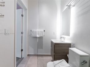 229 SW 9th 218, Miami FL 33130