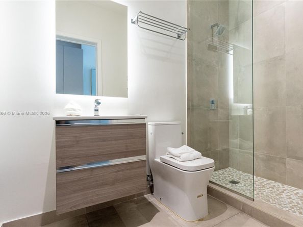 229 SW 9th 218, Miami FL 33130