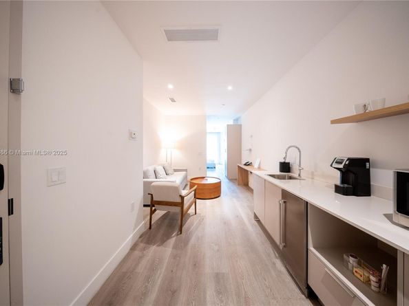 229 SW 9th 218, Miami FL 33130