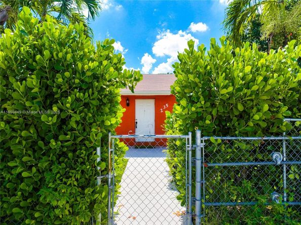235 SW 16th Ter, Homestead FL 33030