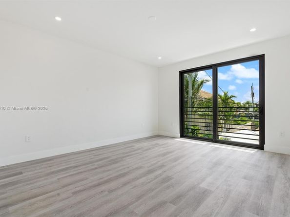 1814 Middle River Dr, Fort Lauderdale FL 33305