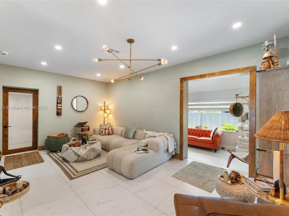 1130 NW 57th St, Miami FL 33127