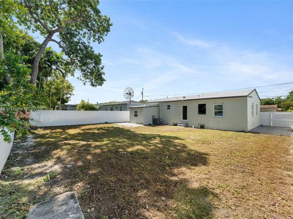 1130 NW 57th St, Miami FL 33127