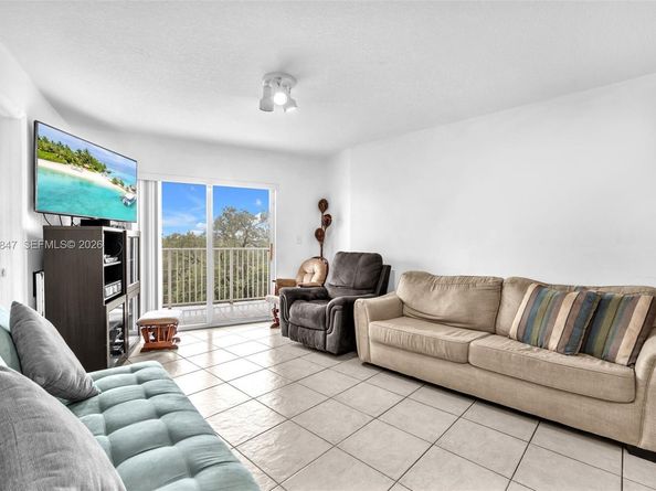 2475 NW 16th St Rd 601, Miami FL 33125
