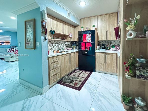 2216 W 53rd Pl 2216, Hialeah FL 33016