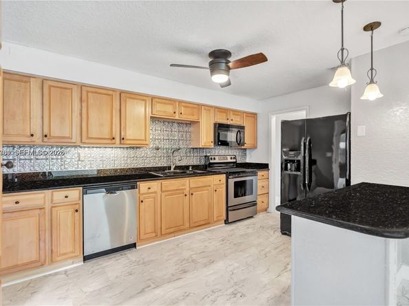 735 NE 38th St, Oakland Park FL 33334