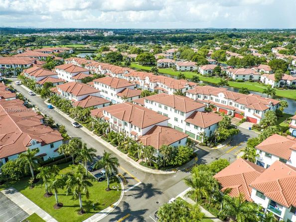11660 SW 13th Ct, Pembroke Pines FL 33025