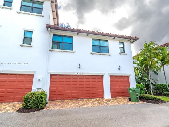 11660 SW 13th Ct, Pembroke Pines FL 33025
