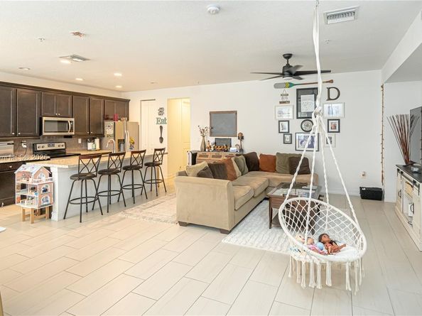 11660 SW 13th Ct, Pembroke Pines FL 33025