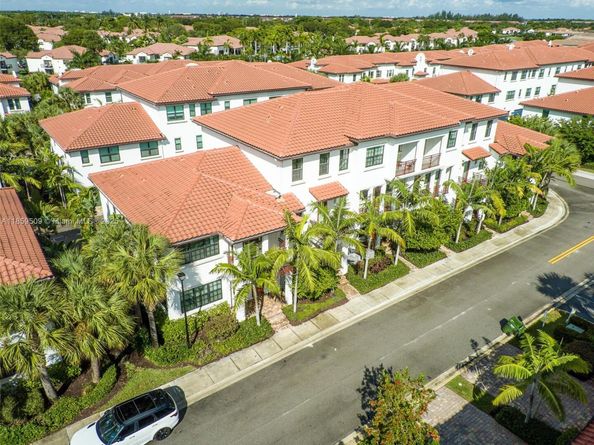 11660 SW 13th Ct, Pembroke Pines FL 33025