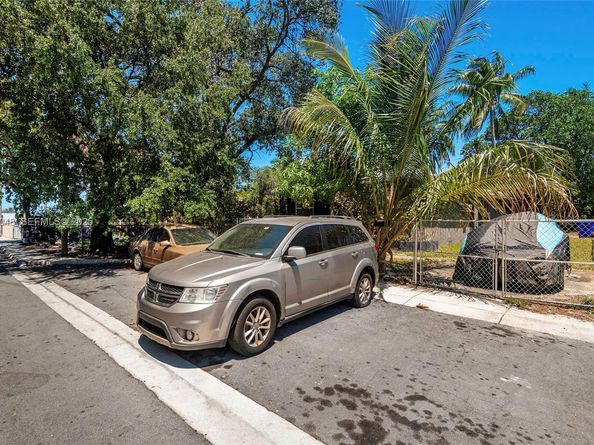 171 NW 70th St, Miami FL 33150