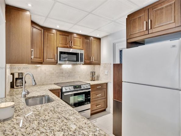 300 Golden Isles Dr 204, Hallandale Beach FL 33009