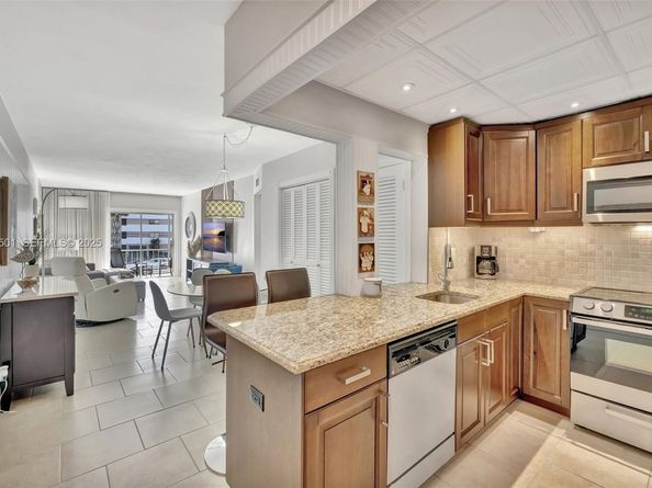 300 Golden Isles Dr 204, Hallandale Beach FL 33009