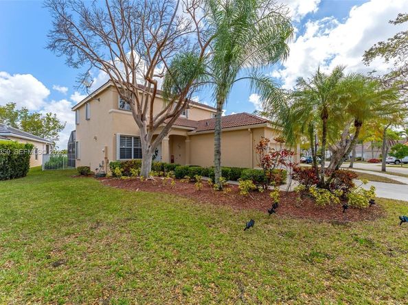 627 Willow Bend Rd, Weston FL 33327