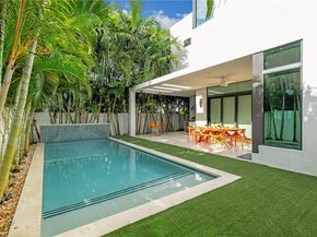 10530 NW 67th Ter, Doral FL 33178