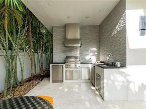10530 NW 67th Ter, Doral FL 33178
