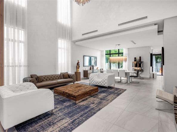 10530 NW 67th Ter, Doral FL 33178