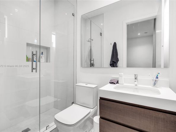 10530 NW 67th Ter, Doral FL 33178