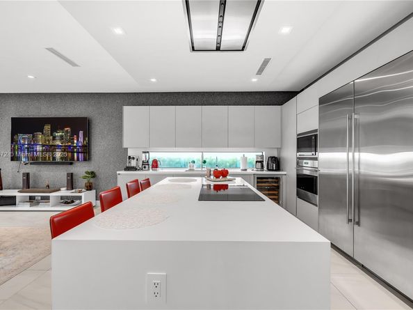 10530 NW 67th Ter, Doral FL 33178