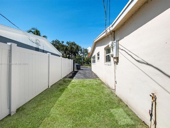 6442 Oak St, Hollywood FL 33024