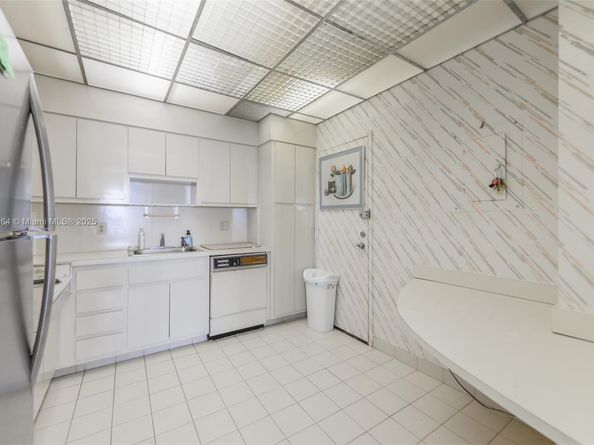 1980 S Ocean Dr 21E, Hallandale Beach FL 33009