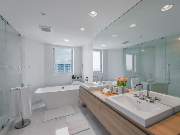 17111 Biscayne Blvd 2303, North Miami Beach FL 33160