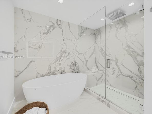 100 S Pointe Dr TH13, Miami Beach FL 33139