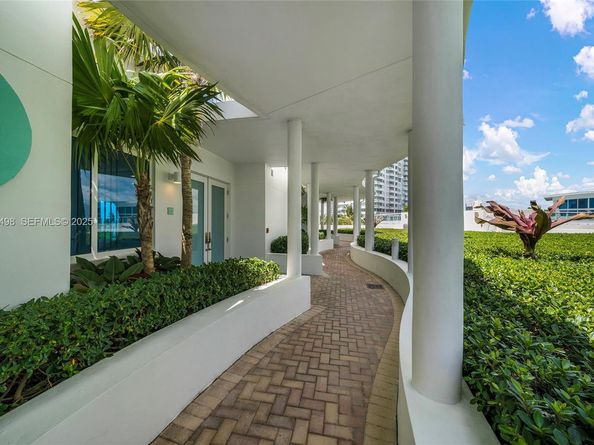 100 S Pointe Dr TH13, Miami Beach FL 33139