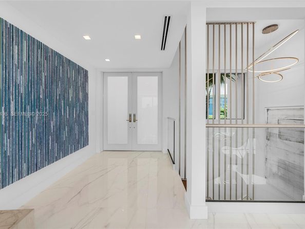 100 S Pointe Dr TH13, Miami Beach FL 33139