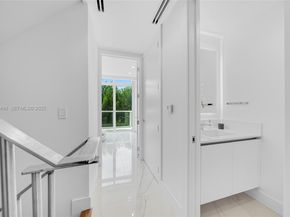 100 S Pointe Dr TH13, Miami Beach FL 33139