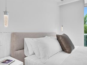 100 S Pointe Dr TH13, Miami Beach FL 33139