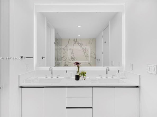 100 S Pointe Dr TH13, Miami Beach FL 33139